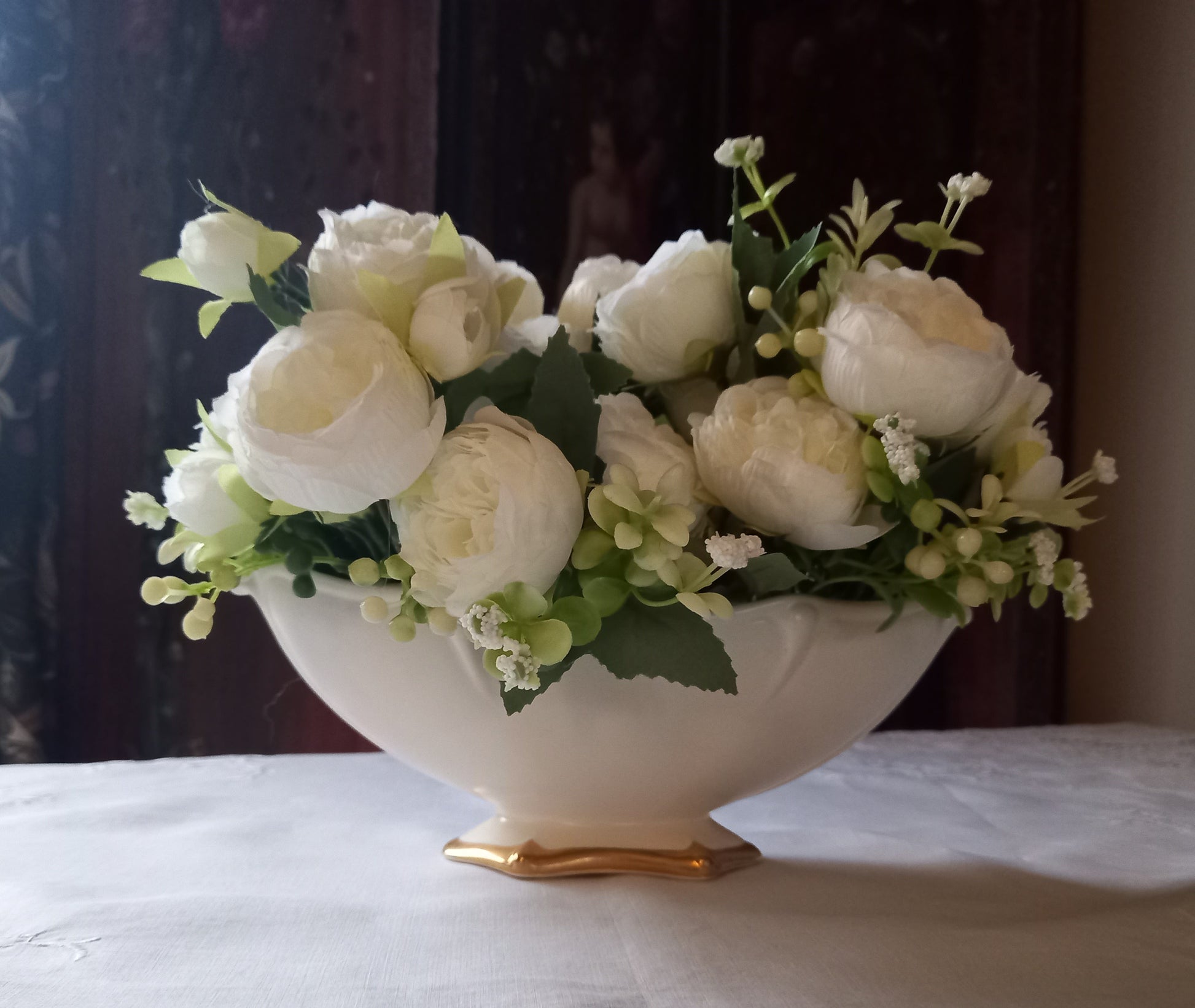 Royal Winton ivory mantle vase with gilt foot, filled with white roses and greenery, elegant vintage flower arrangement for mantel or table